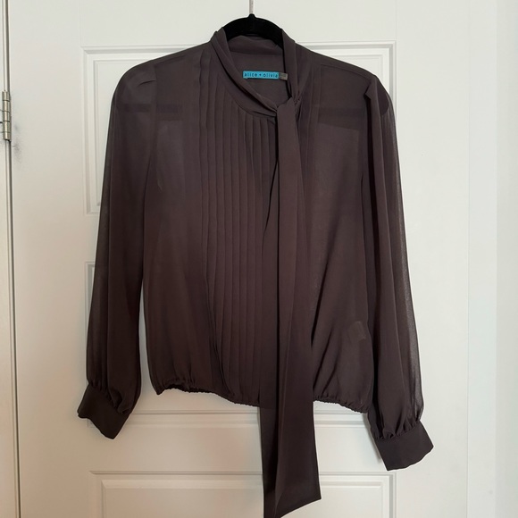 ✨HostPick✨⬇️💲ALICE + OLIVIA Slate pleated/ tie colar blouse - Picture 4 of 11